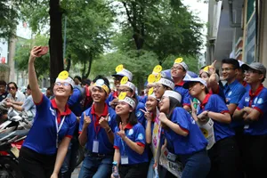 Những bóng hồng tiếp sức mùa thi