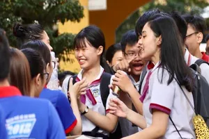 Sĩ tử cả nước bước vào môn thi THPT đầu tiên