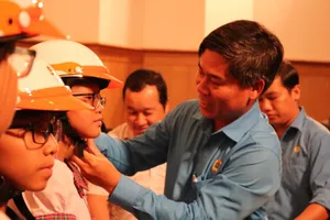 Trao 140 suất học bổng Nguyễn Đức Cảnh cho HS, SV nghèo