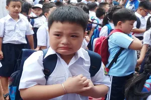 Học sinh lớp 1 mếu máo trong ngày đầu tựu trường