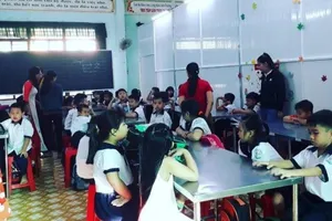 Học sinh phải ngồi học bằng ghế nhựa, dùng bàn inox