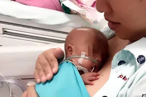 Sau 9 tuần sinh non, bé từ 600g tăng lên 1500g