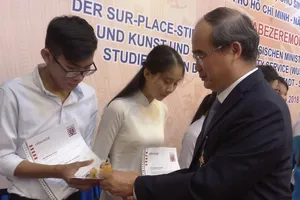 Trao 77 suất học bổng Hessen cho sinh viên nghèo vượt khó