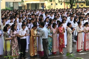 Hiệu trưởng chuyển trường, học sinh và giáo viên khóc nức nở