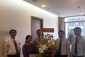 Chủ tịch UBND TP.HCM thăm các nhà giáo lão thành