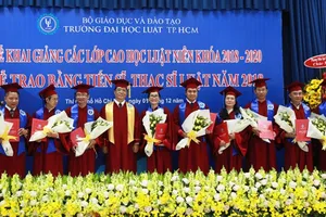 Đại học Luật TP.HCM trao bằng cho hơn 300 thạc sĩ, tiến sĩ