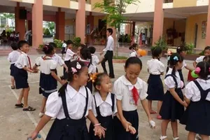 Trường học đạt chuẩn quốc gia lo phá chuẩn