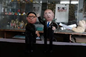 Thầy giáo tạo hình 2 lãnh đạo Trump và Kim bằng vỏ trứng