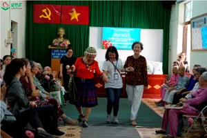 Ngắm các cụ diễn thời trang siêu dễ thương ngày 8-3