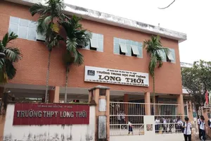 Ném vở học sinh, cô giáo 'im như thóc' lại bị đình chỉ 