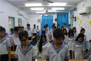 Học trò xúc động trong buổi lễ tưởng niệm chiến sĩ Gạc Ma