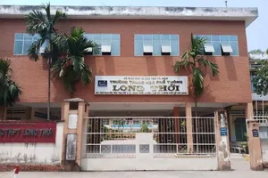 Cô giáo im lặng phủ nhận việc ném vở học sinh