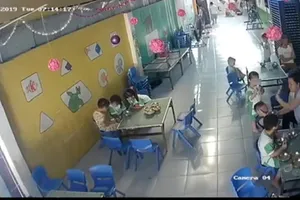 Đình chỉ cô giáo đánh đập, nhồi nhét cơm vào miệng trẻ