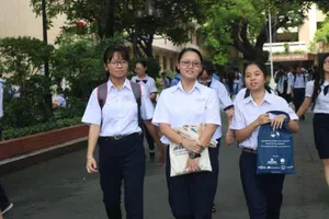 Nội dung đề Văn lớp 10 Phổ thông Năng khiếu ĐH Quốc gia hay 