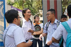 Đề thi Toán chuyên vào Phổ thông Năng khiếu có sai sót 