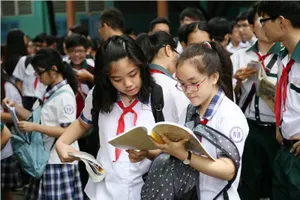 Trước giờ thi lớp 10, HS dặn: Thi xong ba mẹ đừng hỏi gì con!