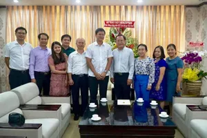 Thứ trưởng Bộ GD&ĐT thăm báo Pháp Luật TP.HCM