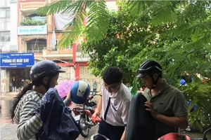 'Hai vợ chồng tôi thay nhau nghỉ để đưa con đi thi'