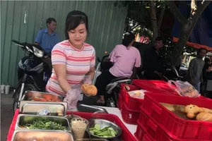Tiệm bán bánh mì đồng giá 5.000 đồng hỗ trợ thí sinh
