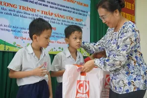 Chi đoàn Báo Pháp luật TP.HCM tặng sách cho học sinh nghèo