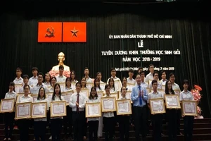 TP.HCM tuyên dương, khen thưởng 618 học sinh giỏi tiêu biểu