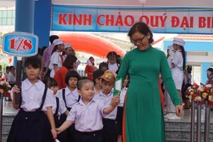Cô trò rạng ngời trong lễ khai giảng ở những ngôi trường mới