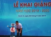 Học sinh hào hứng trò chuyện cùng robot trong lễ khai giảng