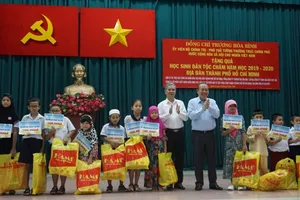 Phó thủ tướng tặng 500 suất học bổng cho học sinh dân tộc Chăm