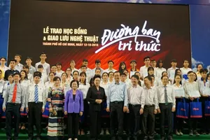 Trao 150 suất học bổng 'Tiếp sức đến trường' cho tân sinh viên