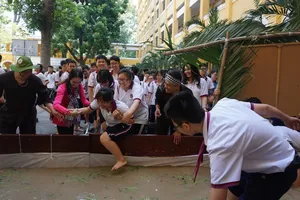 Học sinh lội bùn bắt cá ngay giữa sân Trường Trưng Vương