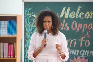 Bà Michelle Obama đến thăm trường cấp 3 ở Long An