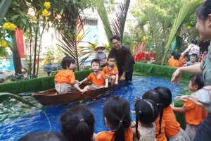 Cho trẻ bắt cá, chèo xuồng, lùa vịt giữa sân trường