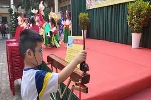 Học sinh tiểu học khám phá nhạc cụ dân tộc