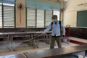 Trường THPT Trưng Vương, quận 1 phun thuốc sát khuẩn trước khi đón học sinh nhập học trở lại