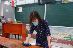 Nhân viên trường Tiểu học Nguyễn Thị Minh Khai, quận Gò Vấp vệ sinh lớp học