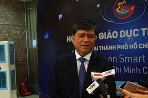 Ông Nguyễn Văn Hiếu trao đổi với báo chí tại một hội nghị.