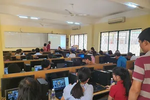 giáo viên trường THCS - THPT Ngôi Sao được tập huấn dạy học trực tuyến. Ảnh: NTCC