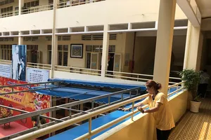 Phòng tránh dịch COVID-19, các trường học tập trung vệ sinh, lau dọn phòng học