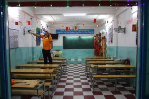 Giáo viên trường THCS - THPT Đào Duy Anh, quận 6 phun thuốc sát khuẩn, vệ sinh phòng học