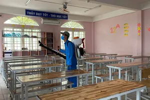 Trường học phun thuốc sát khuẩn chuẩn bị đón học sinh lớp 12 đi học trở lại