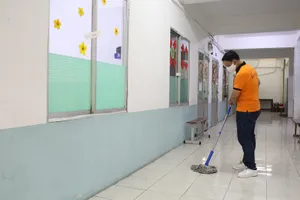 Trường học dọn vệ sinh đón học sinh đi học trở lại