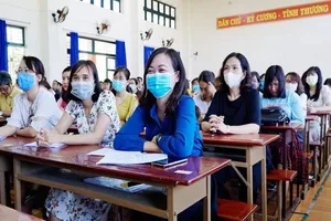 Trường THPT Nguyễn Hữu Huân, quận Thủ Đức tập huấn cho giáo viên về các biện pháp phòng dịch COVID-19. Ảnh: PHƯƠNG BÌNH