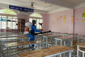 Trường THCS - THPT Hồng Hà, TP.HCM phun thuốc khử trùng phòng học