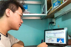 Học sinh TP.HCM học bài qua chương trình truyền hình. Ảnh: PHUONG BÌNH