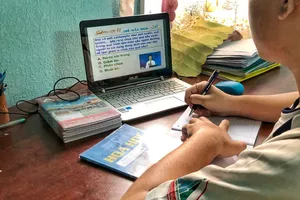 Học sinh TP.HCM học bài qua truyền hình trong thời gian nghỉ học tránh dịch