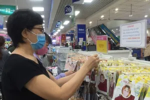 Người dân mua khẩu trang vải tại các hệ thống siêu thị trên địa bàn