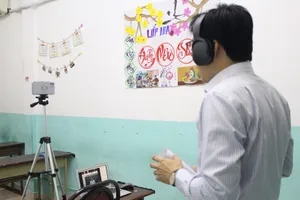 Giáo viên sử dụng các phần mềm trực tuyến để cung cấp kiến thức cho các em. Ảnh minh họa: TM
