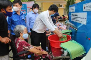 Hội Nhà báo TP.HCM trao tặng ATM gạo cho người nghèo