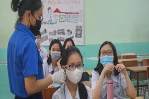 Đi học trở lại, học sinh TP.HCM kín mít khẩu trang