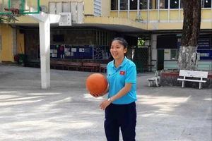 Nữ cầu thủ Huỳnh Như rạng ngời giữa sân trường